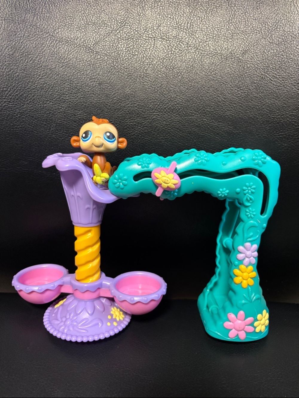 Littlest Pet Shop LPS - Twirlaround Treehouse Dancing Monkey Magic
Motion Banana